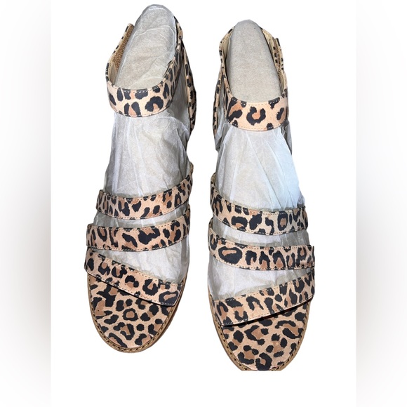 🐆 NWB! Leopard Strappy Sandals - Picture 3 of 9